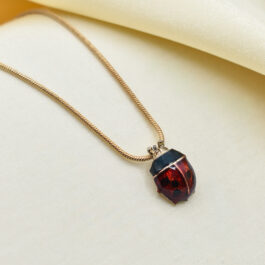 DIJE ENCHAPADO MARIQUITA ROJA C/CADENA DE REGALO
