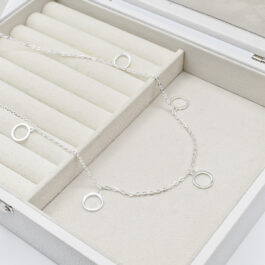 COLLAR DE ACERO BLANCO C/5 CIRCULOS O TRIANGULOS CALADOS