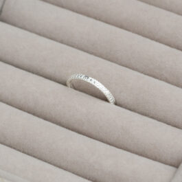 ANILLO DE PLATA PUNTILLOSO