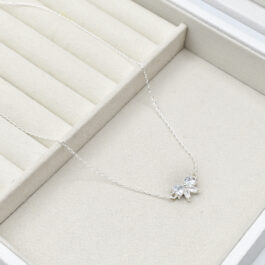 COLLAR DE PLATA TIPO MOÑO EN CUBIC