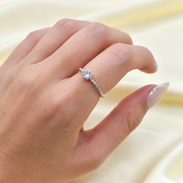 ANILLO DE PLATA CINTILLO PIEDRA OVALADA C/ZIRCON DE C LADO