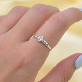 ANILLO DE PLATA CINTILLO OVAL C/ 3 CUBIC DE CADA LADO