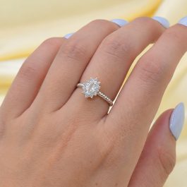 ANILLO DE PLATA TIPO GIRASOL MICROPAVE C/CUBIC OVAL EN MEDIO