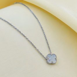 COLLAR DE PLATA RODINADA TREBOL C/NACAR
