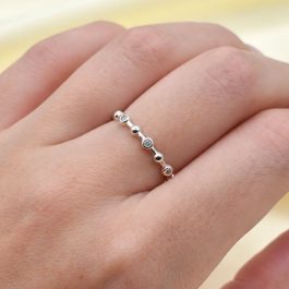 ANILLO DE PLATA C/3 ZIRCON Y 4 BOLITA SOLO MEDIDAS CHICAS