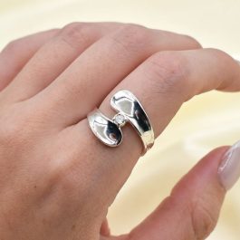 ANILLO DE PLATA CRUZADO C/CUBIC EN EL CENTRO