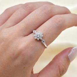 ANILLO DE PLATA TIPO GIRASOL C/ROMBO Y ZIRCON AL COSTADO