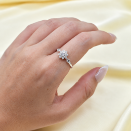 ANILLO DE PLATA TIPO GIRASOL C/ROMBO Y ZIRCON AL COSTADO