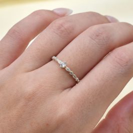 ANILLO DE PLATA CINTILLO FINO CON LADOS DE MICROPAVE