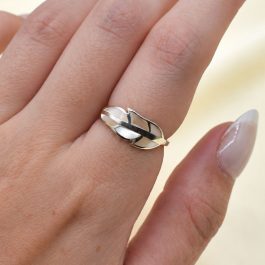 ANILLO DE PLATA Y NACAR CON FORMA DE HOJA SOLO MEDIDA 14