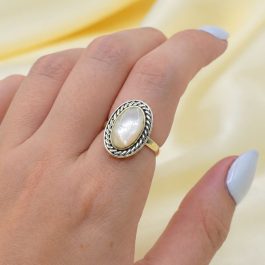 ANILLO DE PLATA Y NACAR CON FORMA OVAL TRENZADO