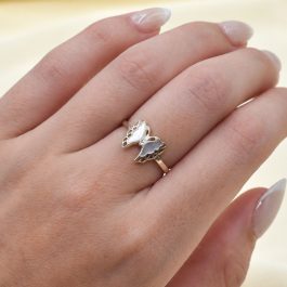 ANILLO DE PLATA Y NACAR CON FORMA MARIPOSA SOLO MEDIDA 13