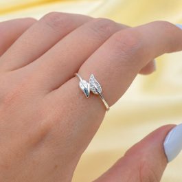 ANILLO DE PLATA DOBLE HOJA UNA LISA, OTRA C/ STRASS