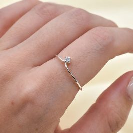 ANILLO DE PLATA EN V CON PIEDRA TIPO TIARA