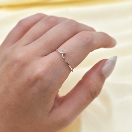 ANILLO DE PLATA EN V CON PIEDRA TIPO TIARA