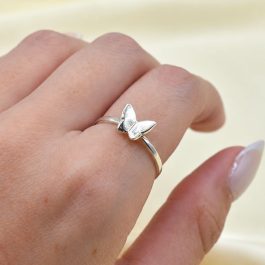 ANILLO DE PLATA MARIPOSA LISA ALETEANDO