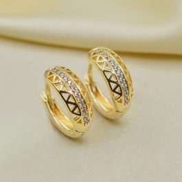 ARGOLLA BAÑO DE ORO 18K CALADA C/ROMBOS Y LINEA ZIRCON EN MEDIO