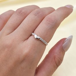 ANILLO DE PLATA ZIRCON DE LADOS C/CORAZON LISO EN MEDIO