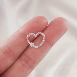DIJE DE PLATA CORAZON CALADO PASANTE C/PIEDRA DE COSTADO