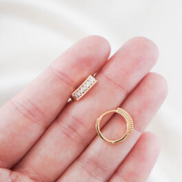 ARGOLLA BAÑO DE  ORO 18K TIPO BAGUET ADELANTE