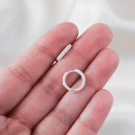 ARGOLLA DE PLATA HUGGIES 13MM C/10 INCRUSTACIONES RAYA ZIRC