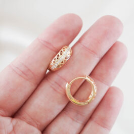 ARGOLLA BAÑO DE  ORO 18K CALADA C/ROMBOS Y LINEA ZIRCON EN MEDIO