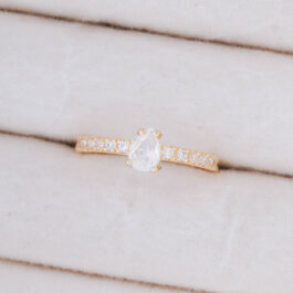 ANILLO BAÑO DE  ORO 14K TIPO CINTILLO FINO C/ZIRCON PIEDRA GOTA