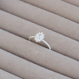 ANILLO DE PLATA TIPO GIRASOL MICROPAVE C/CUBIC OVAL EN MEDIO