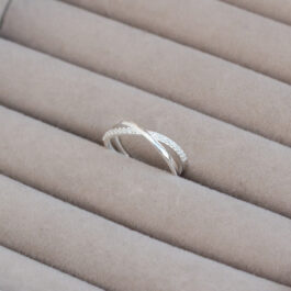 ANILLO DE PLATA DOBLE CRUZADO 2 LINEAS 1 MICROPAVE Y 1 LISA