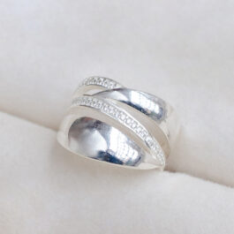 ANILLO DE PLATA 2 LINEAS CRUZADAS LISAS Y 2 C/STRASS MEDIDA 13, 14 O 15