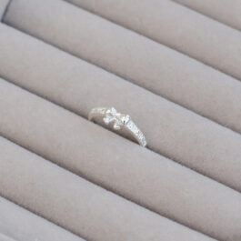 ANILLO DE PLATA ZIRCON MOÑO C/6 PUNTOS
