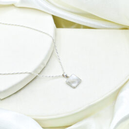 COLLAR DE PLATA NACAR BLANCO CUADRADO