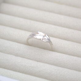 ANILLO DE PLATA Y NACAR CON FORMA DE HOJA