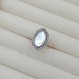 ANILLO DE PLATA Y NACAR CON FORMA OVAL TRENZADO