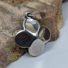 DIJE DE PLATA INFLADA TREBOL LISO