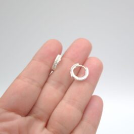 ARGOLLA DE PLATA HUGGIES TIPO CINTA MEDIANO C/8 ZIRCON