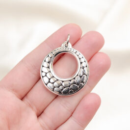 DIJE DE PLATA INFLADA CIRCULO CALADO CON OVALOS