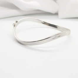 ESCLAVA DE PLATA ONDEADA C/CIERRE