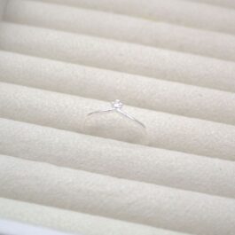 ANILLO DE PLATA EN V CON PIEDRA TIPO TIARA