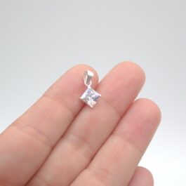 DIJE DE PLATA CUBIC EN FORMA DE ROMBO ENGARZADO