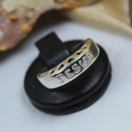 ANILLO DE PLATA JESÚS CORAZONES AL COSTADO
