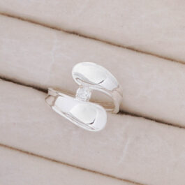 ANILLO DE PLATA CRUZADO C/CUBIC EN EL CENTRO SOLO MEDIDA 16