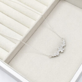 COLLAR DE PLATA FLOR CUBIC CON RAMILLETE DE FLOR AL COSTADO