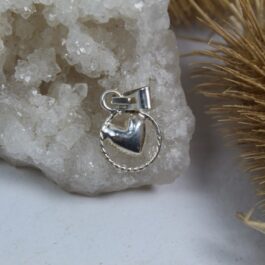 DIJE DE PLATA CIRCULO CON CORAZON EN MEDIO
