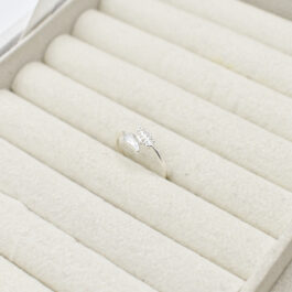 ANILLO DE PLATA DOBLE HOJA UNA LISA, OTRA C/ STRASS