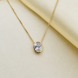 COLLAR OVALADO C/PIEDRA BLANCA PASANTE BAÑADO EN ORO 18K