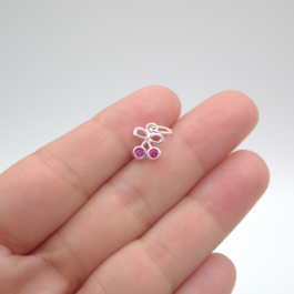 DIJE DE PLATA CEREZA A COLOR TIPO MOÑO