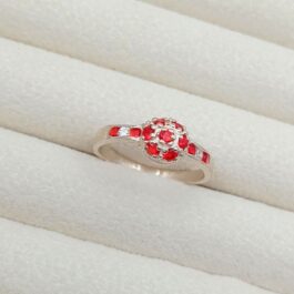 ANILLO DE PLATA FRUTILLA C/ PIEDRITA A LOS COSTADOS