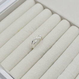 ANILLO DE PLATA INFINITO DOBLE CON 7 CUBICS EN MEDIO